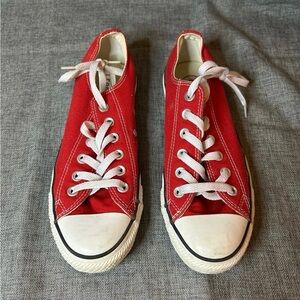 Women’s 6 Red Low Converse